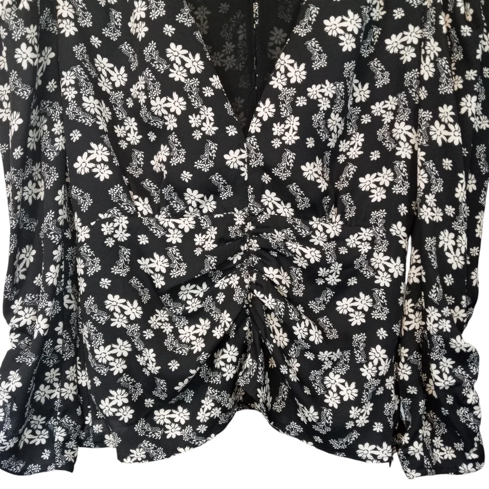 Astr The Label Floral Ditsy Shirred Puff Sleeve Blouse Top Black White Size Sm.